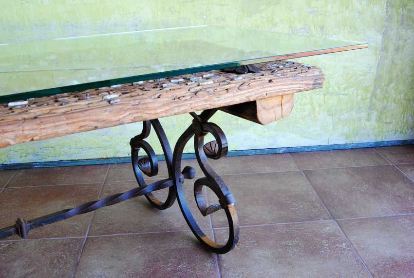 Mesa de hierro forjado con cristal y madera